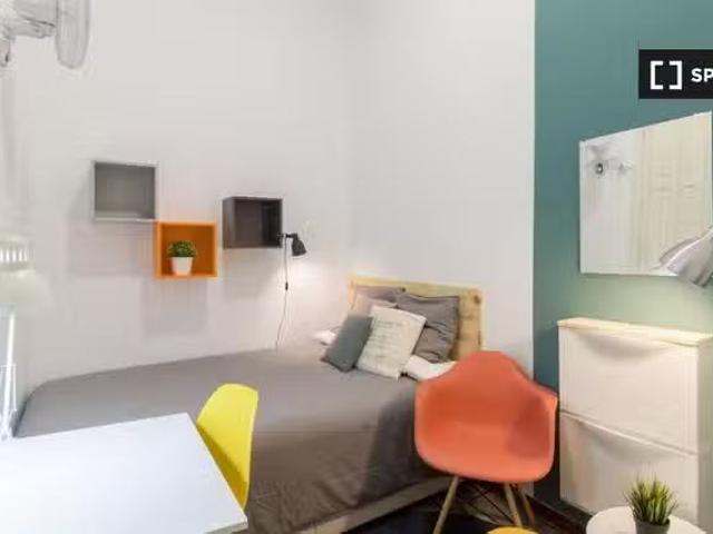 Se alquila habitación en piso de 9 habitaciones en Gracia, Bar.