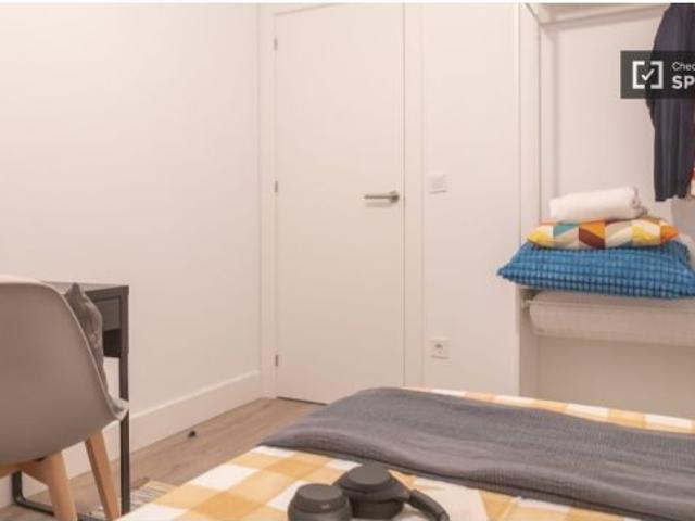Se alquila habitación en piso de 9 habitaciones en Gran Vía