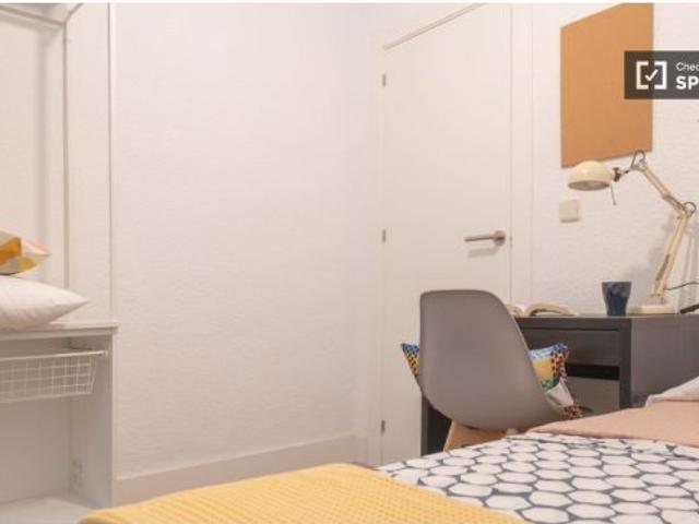 Se alquila habitación en piso de 9 habitaciones en Gran Vía