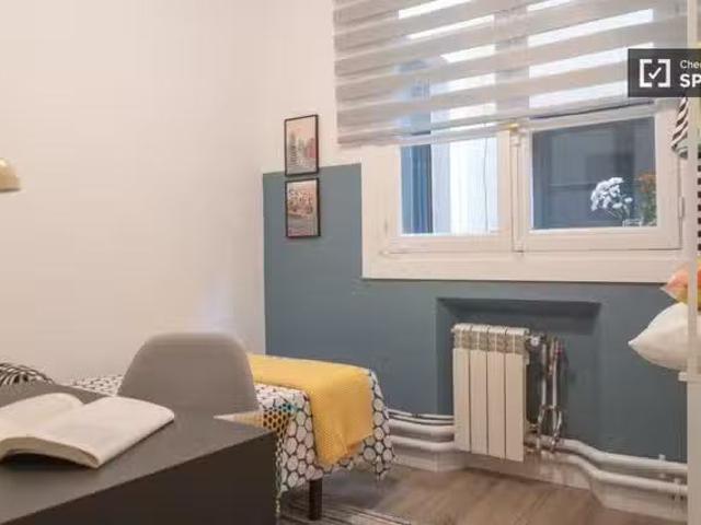 Se alquila habitación en piso de 9 habitaciones en Gran Vía, M.