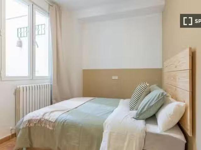 Se alquila habitación en piso de 9 habitaciones en Madrid