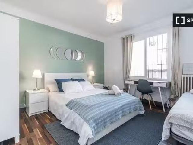 Se alquila habitación en piso de 13 habitaciones en Sant Gervasi