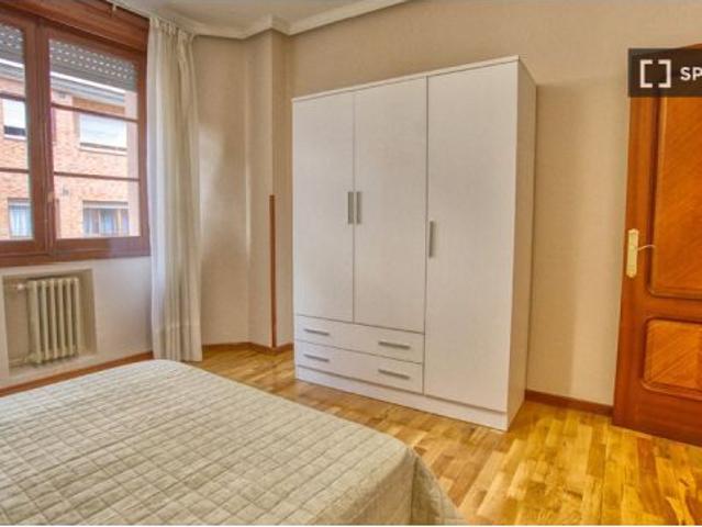 Se alquila habitación en piso de 10 habitaciones en Oviedo