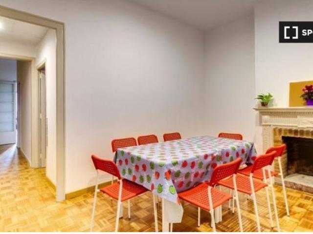 Se alquila habitación en piso de 10 habitaciones en L' Esquerra de l' Eixample Sól