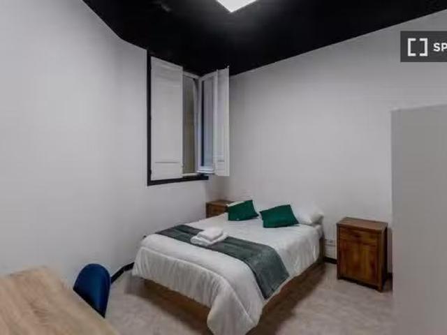 Se alquila habitación en piso de 11 habitaciones en Centro, Ma.