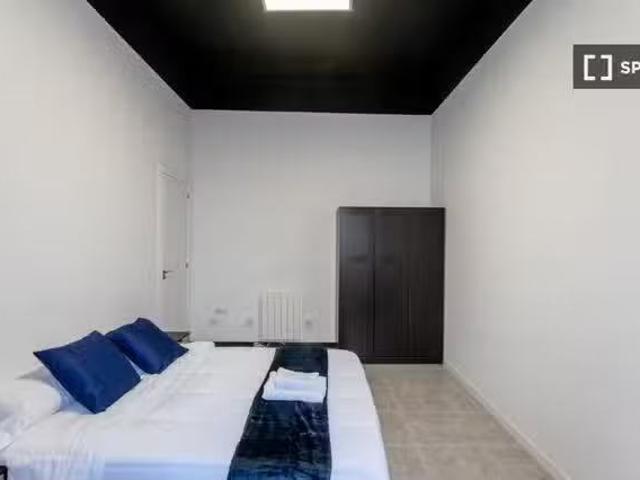 Se alquila habitación en piso de 11 habitaciones en Centro, Ma.
