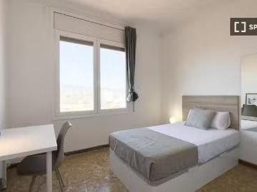 Se alquila habitación en piso de 11 habitaciones en Barcelona