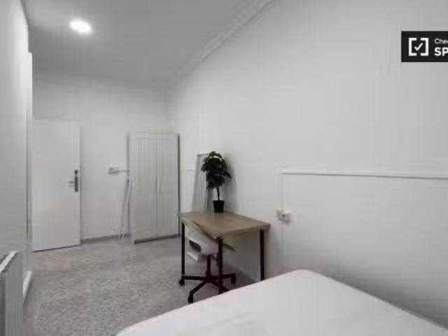 Se alquila habitación en piso de 12 habitaciones en Barcelona