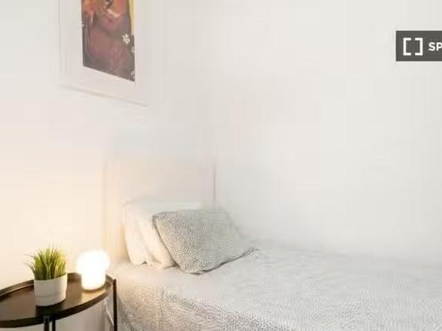 Se alquila habitación en piso de 19 habitaciones en Eixample.