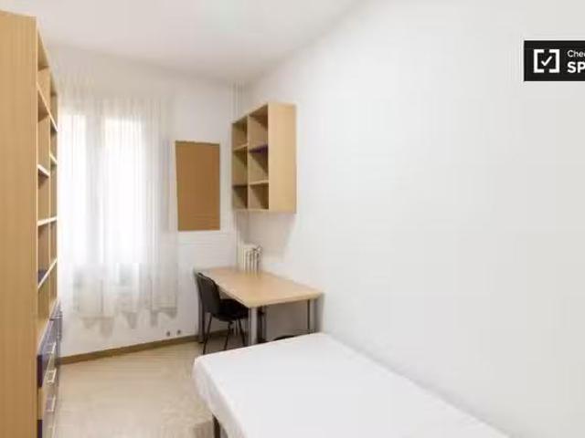 Se alquila habitación en piso de 1 dormitorio en Eixample, Bar.