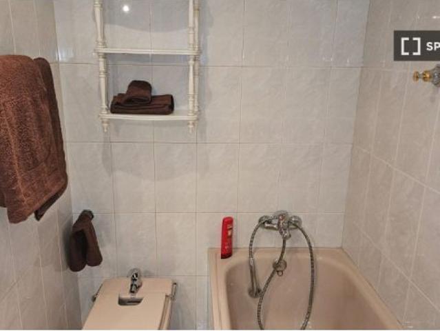 Se alquila habitación en piso de 2 dormitorios en madrid