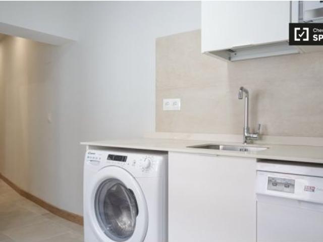 Se alquila habitación en piso de 2 dormitorios en Madrid centro