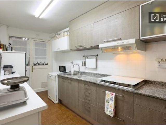 Se alquila habitación en piso de 2 habitaciones en Sarrià