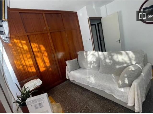 Se alquila habitación en piso de 3 dormitorios en Alicante