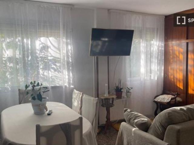 Se alquila habitación en piso de 3 dormitorios en Alicante