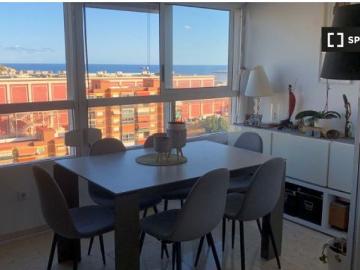 Se alquila habitación en piso de 3 dormitorios en alquiler en Alicante
