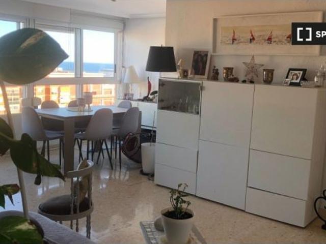 Se alquila habitación en piso de 3 dormitorios en alquiler en Alicante