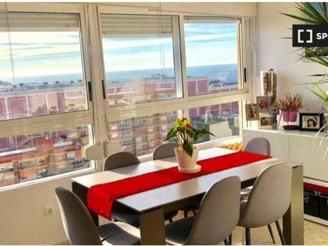 Se alquila habitación en piso de 3 dormitorios en alquiler en Alicante