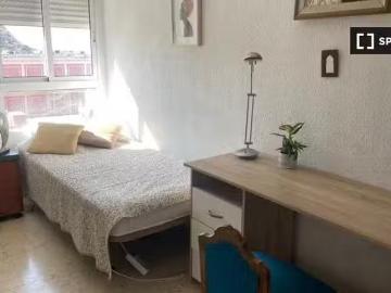 Se alquila habitación en piso de 3 dormitorios en alquiler en.