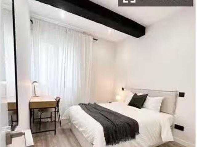 Se alquila habitación en piso de 3 dormitorios en Arganzuela.