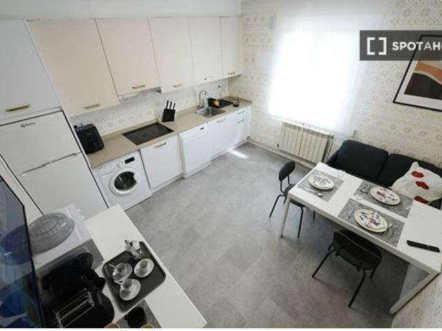 Se alquila habitación en piso de 3 dormitorios en Bilbao