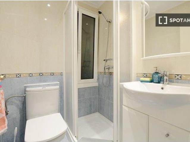 Se alquila habitación en piso de 3 dormitorios en Bilbao