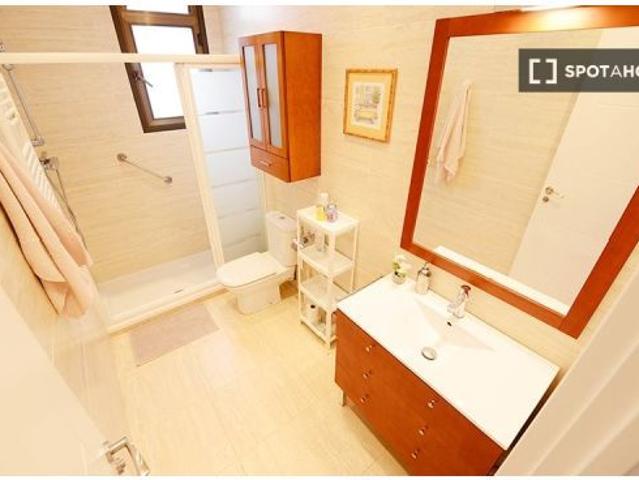 Se alquila habitación en piso de 3 dormitorios en Bilbao