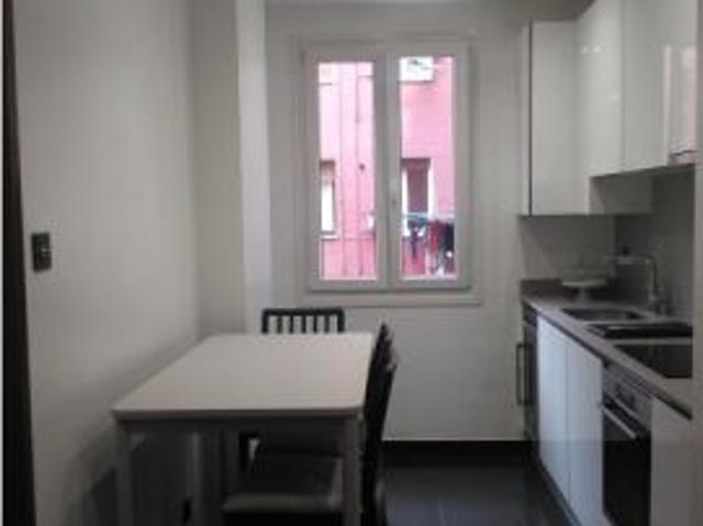 Se alquila habitación en piso de 3 dormitorios en Bilbao