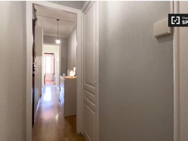 Se alquila habitación en piso de 3 dormitorios en Eixample