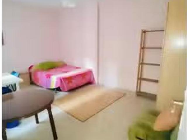 Se alquila habitación en piso de 3 dormitorios en Granada