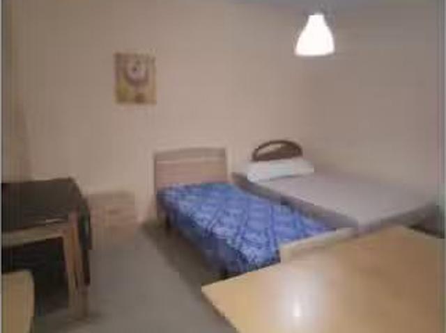 Se alquila habitación en piso de 3 dormitorios en Granada