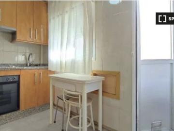 Se alquila habitación en piso de 3 dormitorios en Salamanca