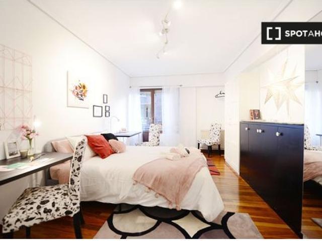 Se alquila habitación en piso de 3 dormitorios en Santutxu, Bilbao