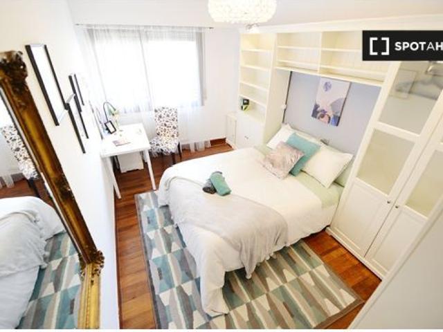 Se alquila habitación en piso de 3 dormitorios en Santutxu, Bilbao