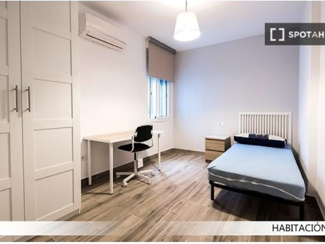 Se alquila habitación en piso de 3 dormitorios en Sevilla