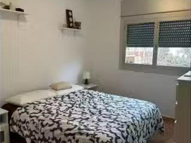 Se alquila habitación en piso de 3 dormitorios