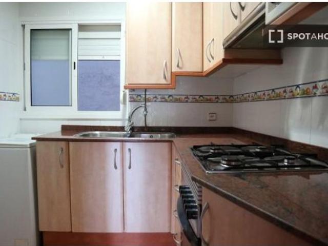 Se alquila habitación en piso de 3 dormitorios