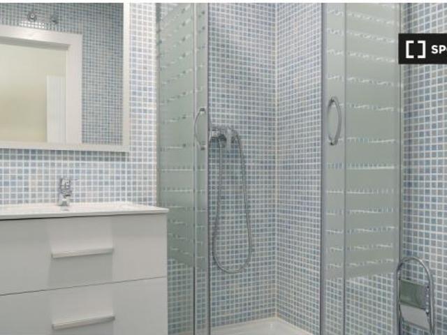 Se alquila habitación en piso de 3 habitaciones, centro de Zaragoza con baño privado