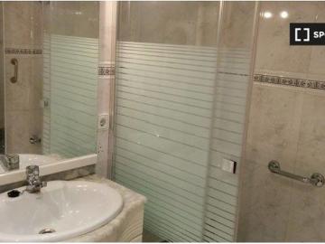 Se alquila habitación en piso de 3 habitaciones en Alicante