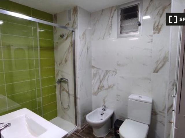 Se alquila habitación en piso de 3 habitaciones en Alicante