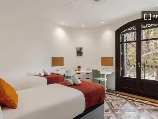Se alquila habitación en piso de 3 habitaciones en Barcelona