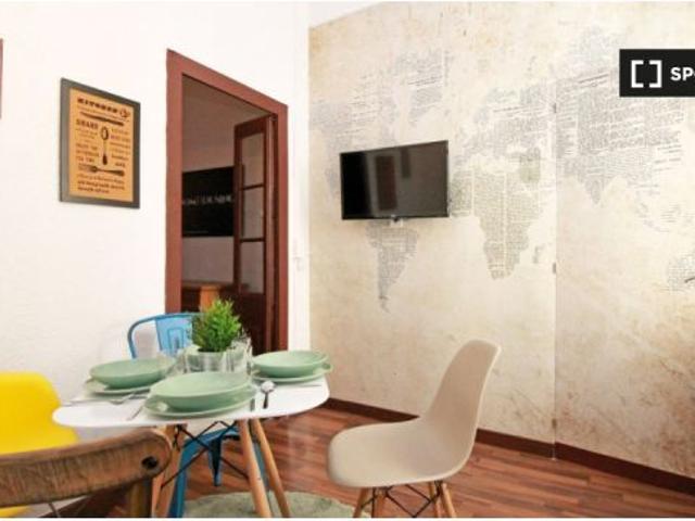 Se alquila habitación en piso de 3 habitaciones en Barcelona
