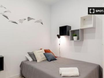 Se alquila habitación en piso de 3 habitaciones en Barcelona
