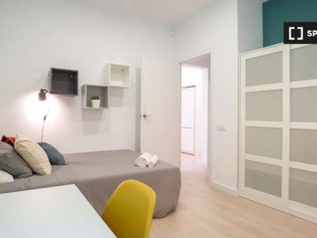 Se alquila habitación en piso de 3 habitaciones en Barcelona