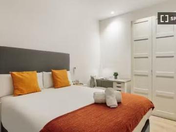 Se alquila habitación en piso de 3 habitaciones en Barcelona