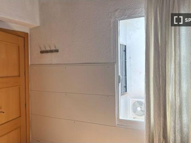 Se alquila habitación en piso de 3 habitaciones en Córdoba