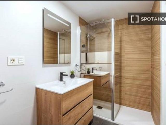 Se alquila habitación en piso de 3 habitaciones en Granada