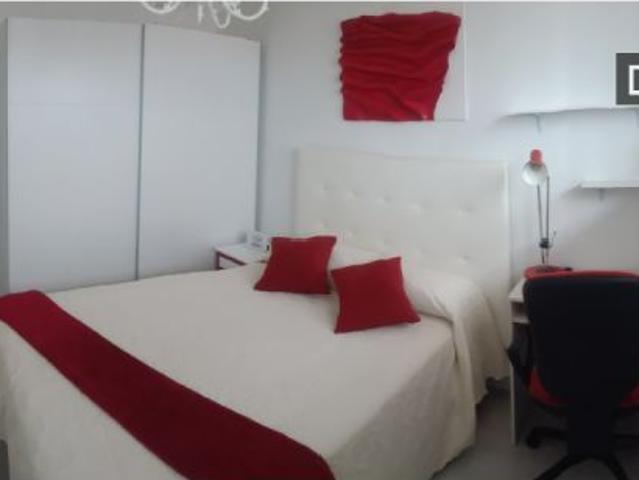 Se alquila habitación en piso de 3 habitaciones en Santander