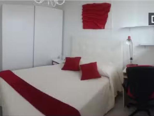 Se alquila habitación en piso de 3 habitaciones en Santander