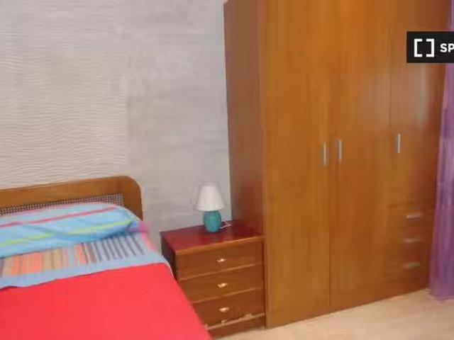 Se alquila habitación en piso de 3 habitaciones en Santander